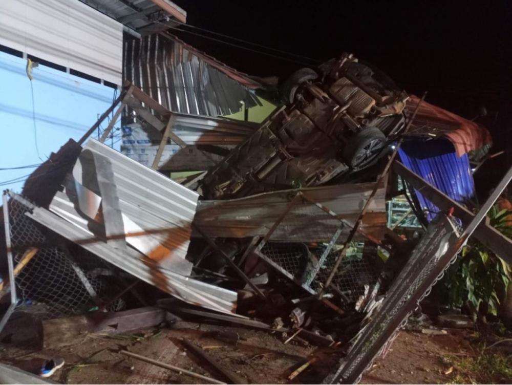 17-year-old girl racing Benz breaks curve, 100 dead bodies in Nakhon Phanom crash into house Fortunately, no one died.