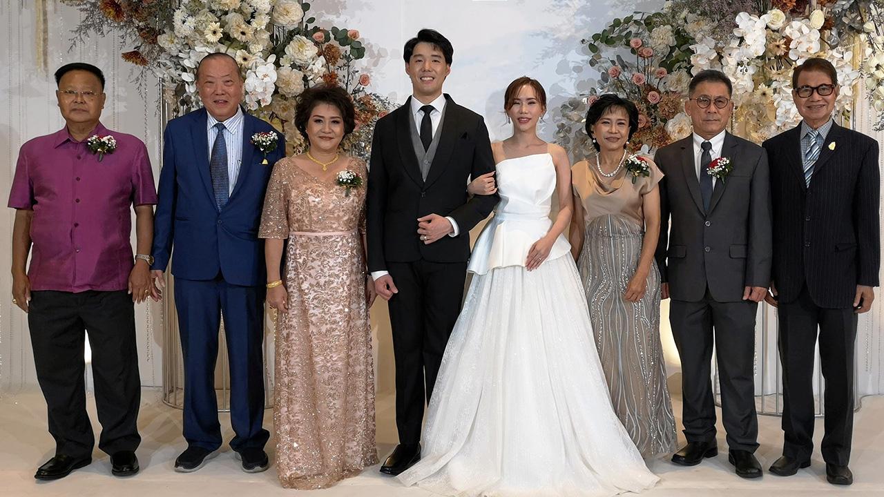 "เอมอร ศรีวัฒนประภา" จัดงานเปิดไฟต้นคริสต์มาสต้อนรับเทศกาลความสุข