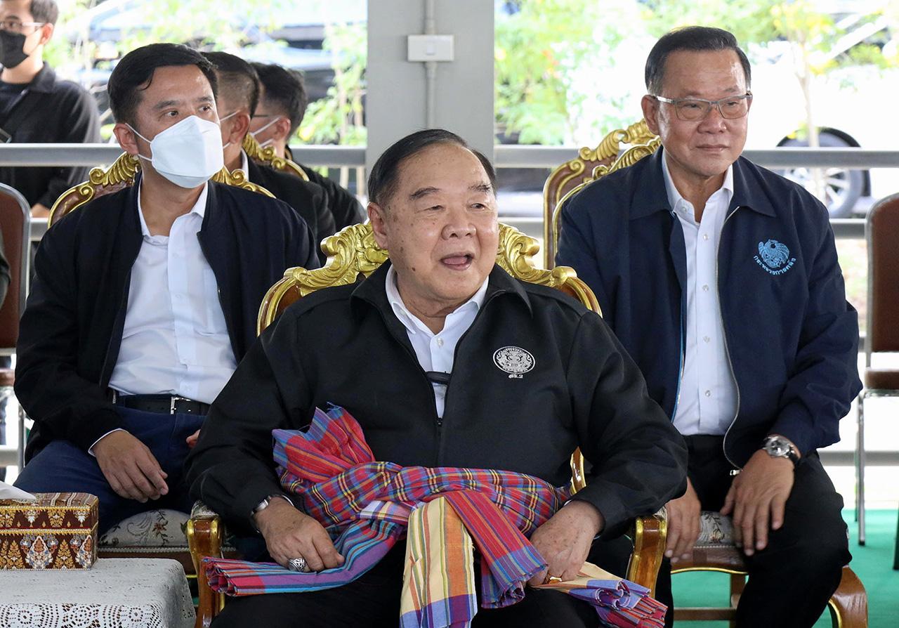 "บิ๊กตู่" บอกแยกทาง "บิ๊กป้อม" ไปรวมไทยสร้างชาติ “สุชาติ” ขน 12 ส.ส.ตาม