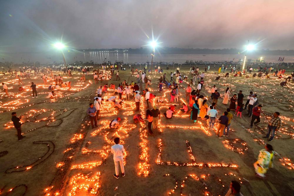 สุดงดงาม ลอยกระทงดอกไม้ บูชาพระแม่คงคา เทศกาล ‘เทพทีปาวลี’ ที่อินเดีย