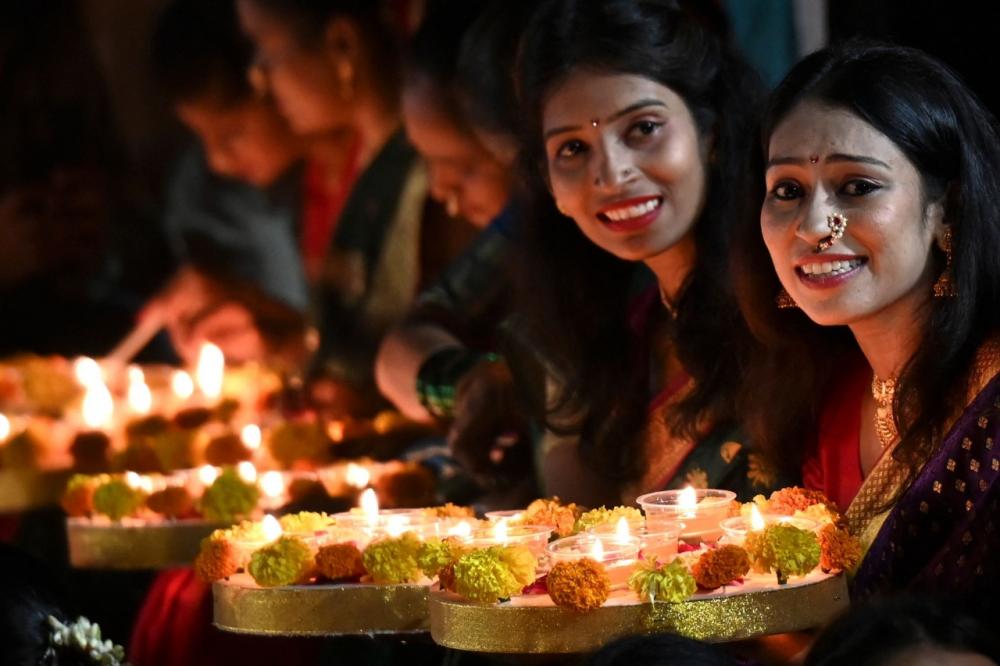 สุดงดงาม ลอยกระทงดอกไม้ บูชาพระแม่คงคา เทศกาล ‘เทพทีปาวลี’ ที่อินเดีย