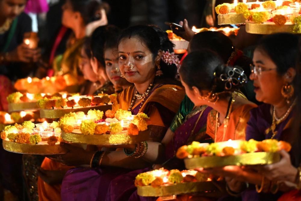 สุดงดงาม ลอยกระทงดอกไม้ บูชาพระแม่คงคา เทศกาล ‘เทพทีปาวลี’ ที่อินเดีย