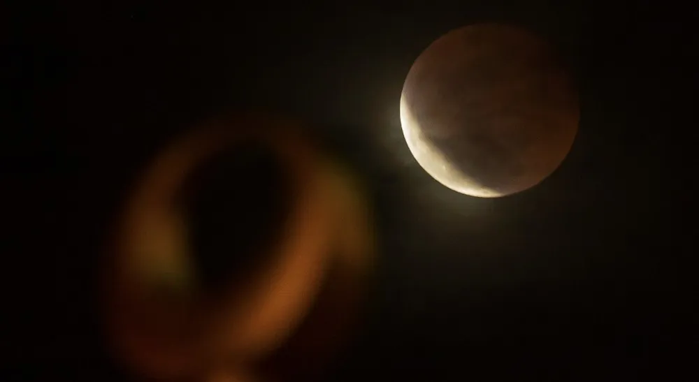 ประมวลภาพความสวยงาม คืนชม "จันทรุปราคาเต็มดวง" ในหลายประเทศ