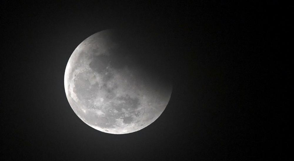 ประมวลภาพความสวยงาม คืนชม "จันทรุปราคาเต็มดวง" ในหลายประเทศ