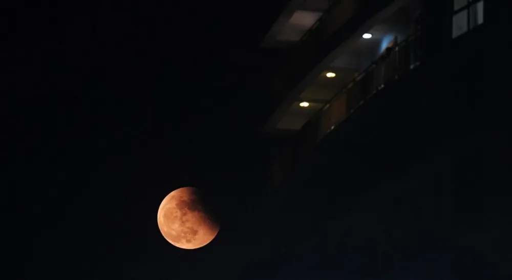 ประมวลภาพความสวยงาม คืนชม "จันทรุปราคาเต็มดวง" ในหลายประเทศ