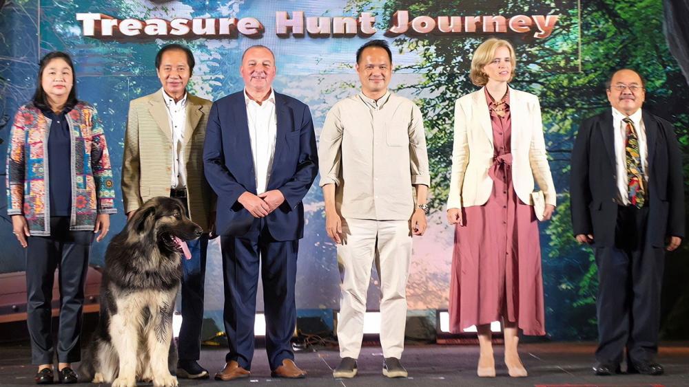 นายกสมาคมแต้จิ๋ว มอบถุงยังชีพ 10,000 ชุดให้ ผบ.ตร.เพื่อนำไปช่วยเหลือผู้ประสบอุทกภัย