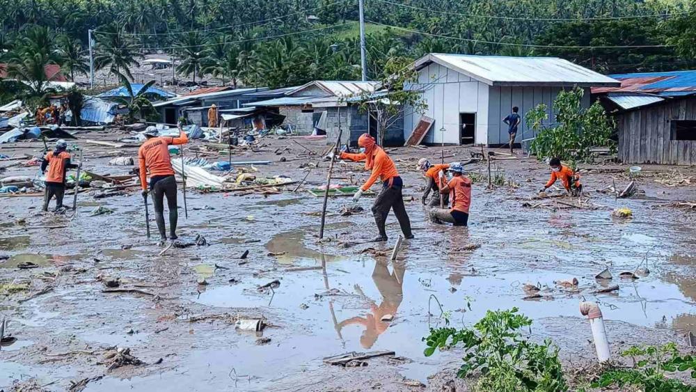 ฟิลิปปินส์ระทม เหยื่อพายุ 'นัลแก' พุ่ง 150 ศพ กว่า 3 แสนคนต้องอพยพ