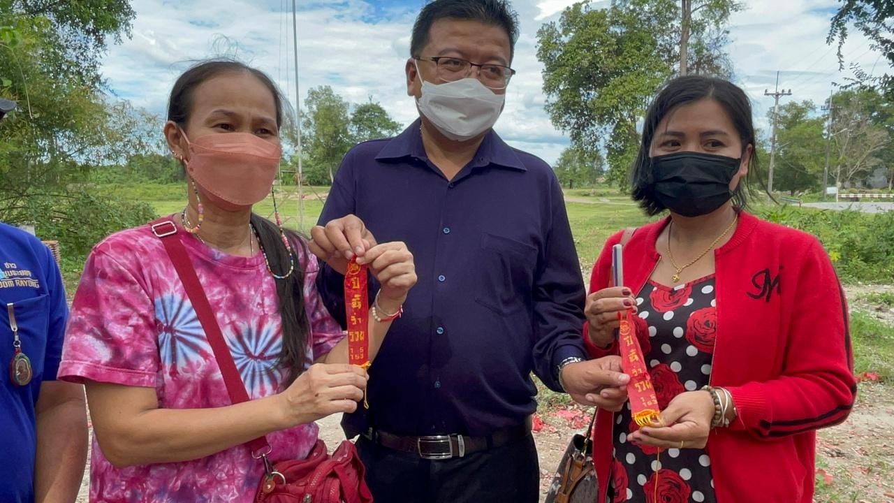 สองเพื่อนรัก ไหว้ท้าวเวสสุวรรณ ได้ "เลขเด็ด" หางประทัดตรงกัน มั่นใจจะได้รับโชค