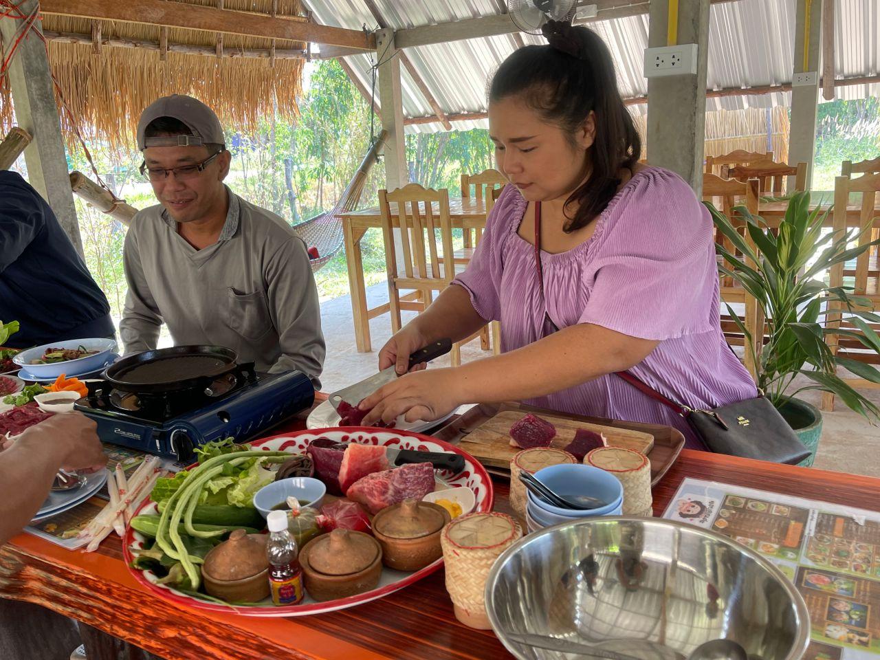 อร่อยเองยกถาด ซอยจุ๊ขันโตก ให้ลูกค้าหั่นปรุงแจ่วตามใจสไตล์ร้านลาบยโสธร