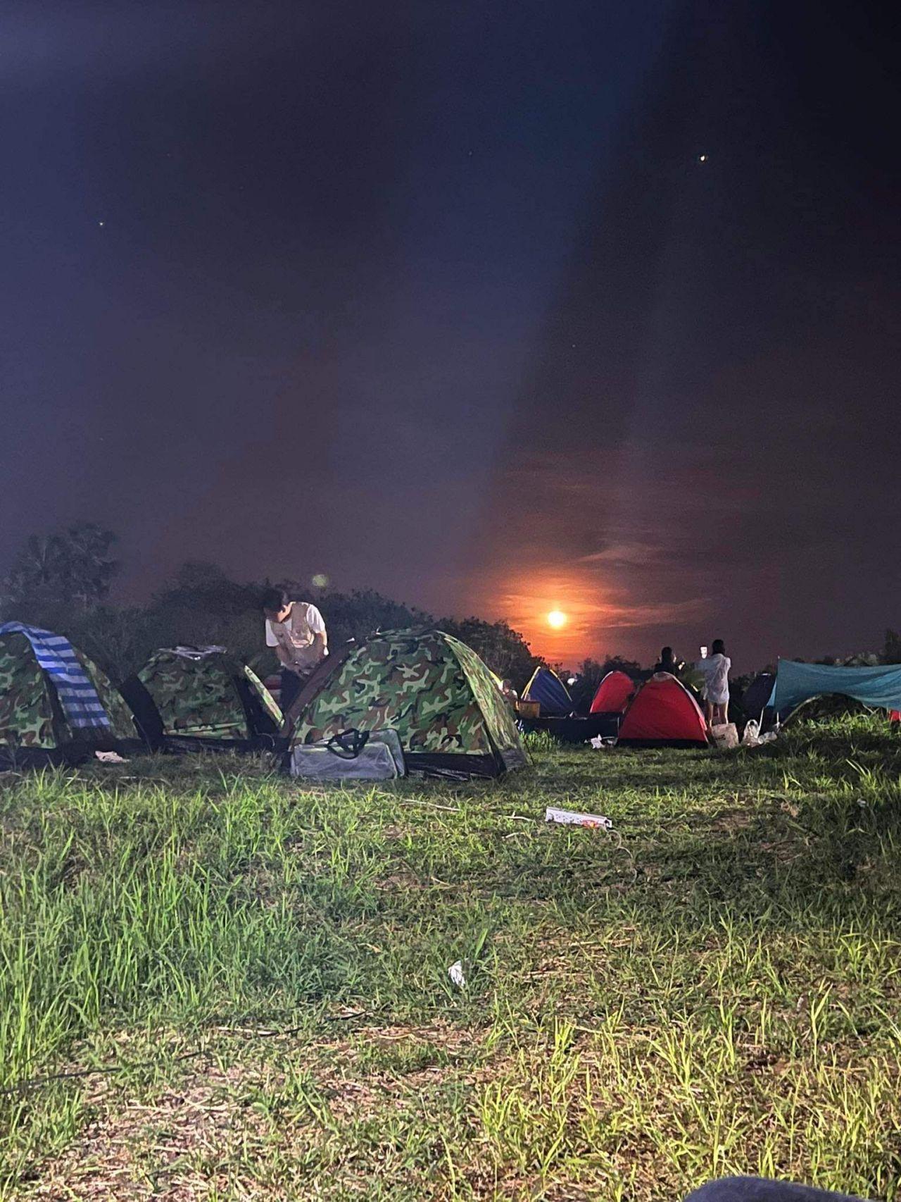 Ban Pong young man  Share to Big Mountain  Rent a tent but sleep in the car  requesting the state to take care of the quality