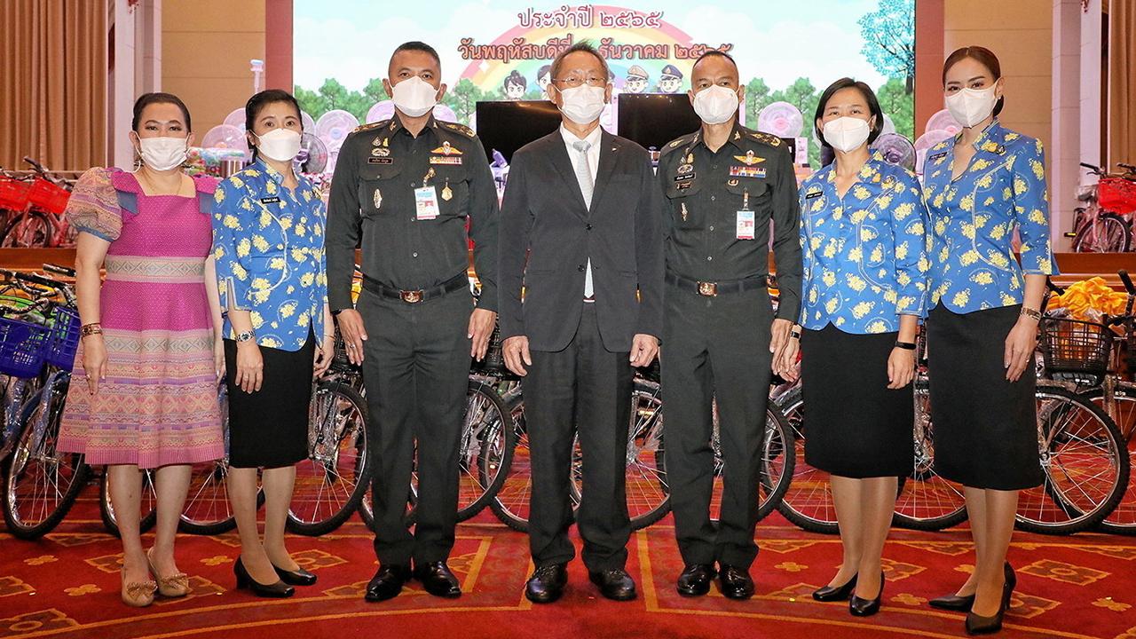 มอบเสื้อผ้าและสิ่งของเครื่องใช้มูลค่า 3,500,000 บาท ให้มูลนิธิยุวพัฒน์