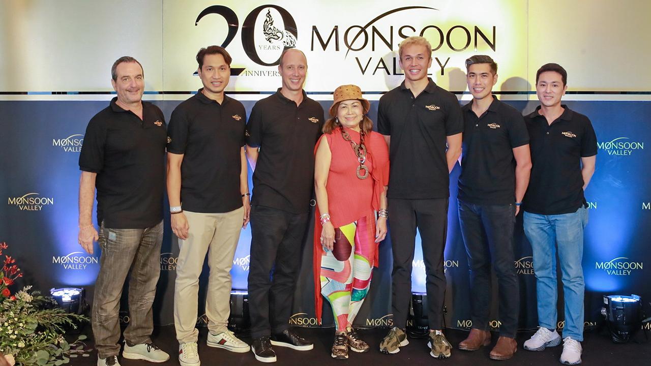 มอบเสื้อผ้าและสิ่งของเครื่องใช้มูลค่า 3,500,000 บาท ให้มูลนิธิยุวพัฒน์