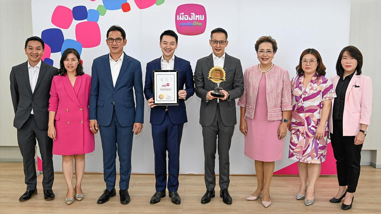 มอบเสื้อผ้าและสิ่งของเครื่องใช้มูลค่า 3,500,000 บาท ให้มูลนิธิยุวพัฒน์