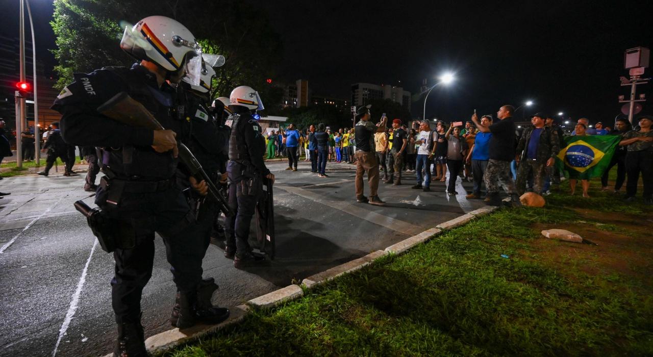 บราซิลประท้วงเดือด ผู้สนับสนุนโบลโซนาโรบุกสนง.ใหญ่ตำรวจ