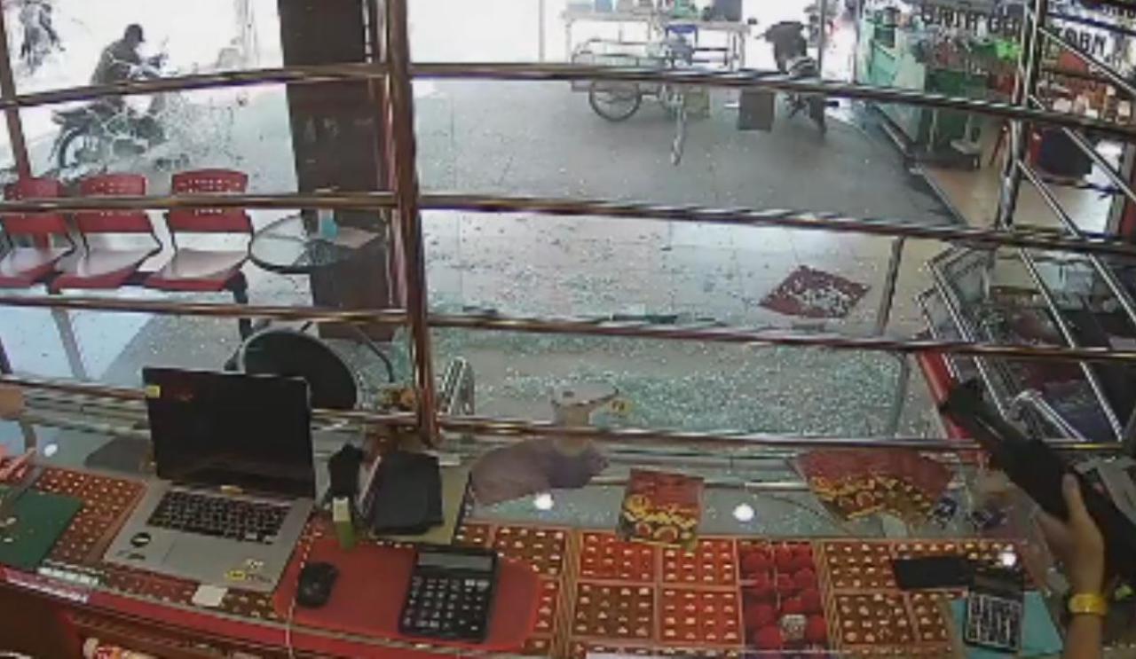 Armed robber robs gold shop  was fatally shot  controversy  Reasonable or Excessive