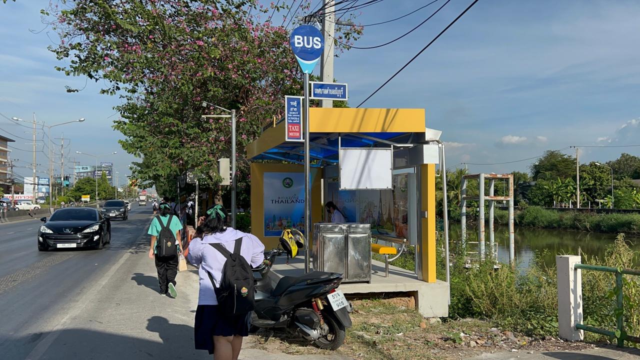 อเมซิ่งไทยแลนด์ "ป้ายรอรถประจำทาง" จ.ปทุมธานี ทำโซเชียลสงสัย คนสร้างคิดอะไรอยู่