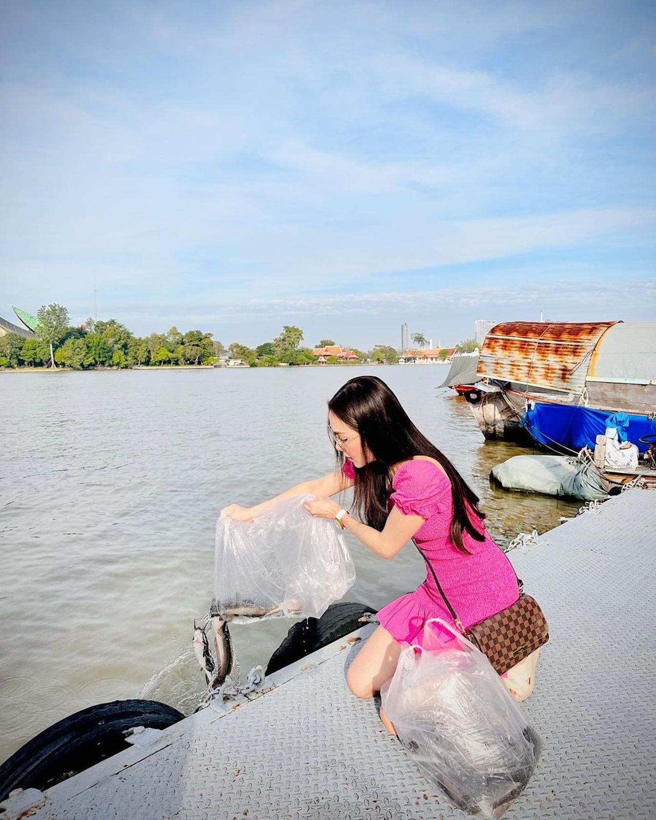 Om Sakawjai apologized from the bottom of his heart for buying catfish in front of the cutting board and releasing it into the river.  just want to save