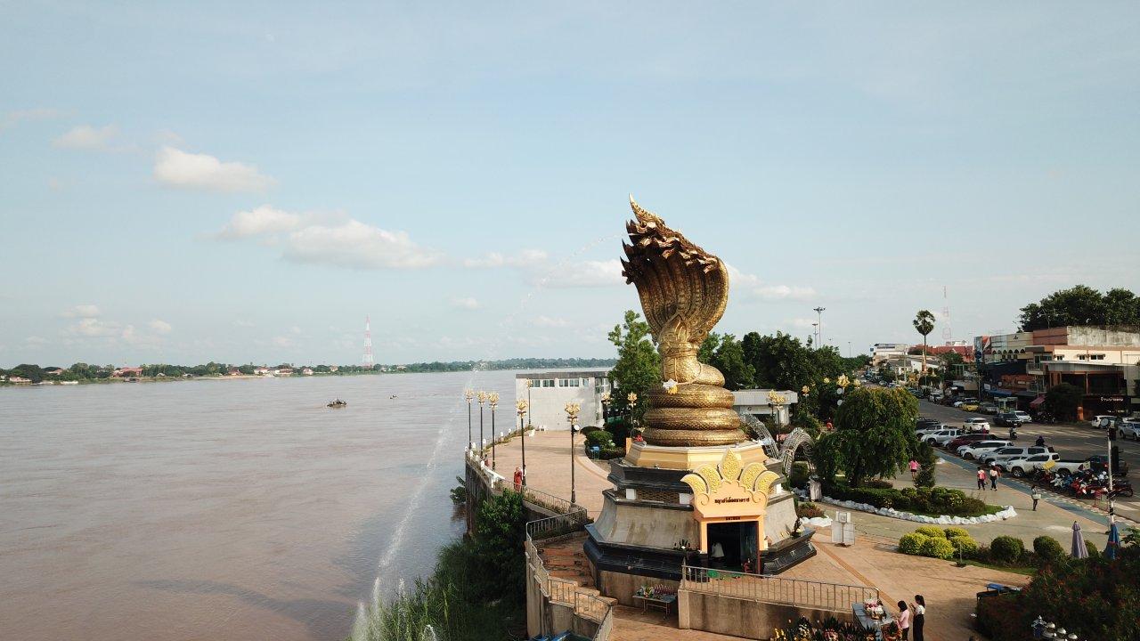 นครพนมคึกคักในช่วงวันหยุดยาว คนแห่ไหว้พระธาตุและพญานาค ชมวิวสองฝั่งโขง