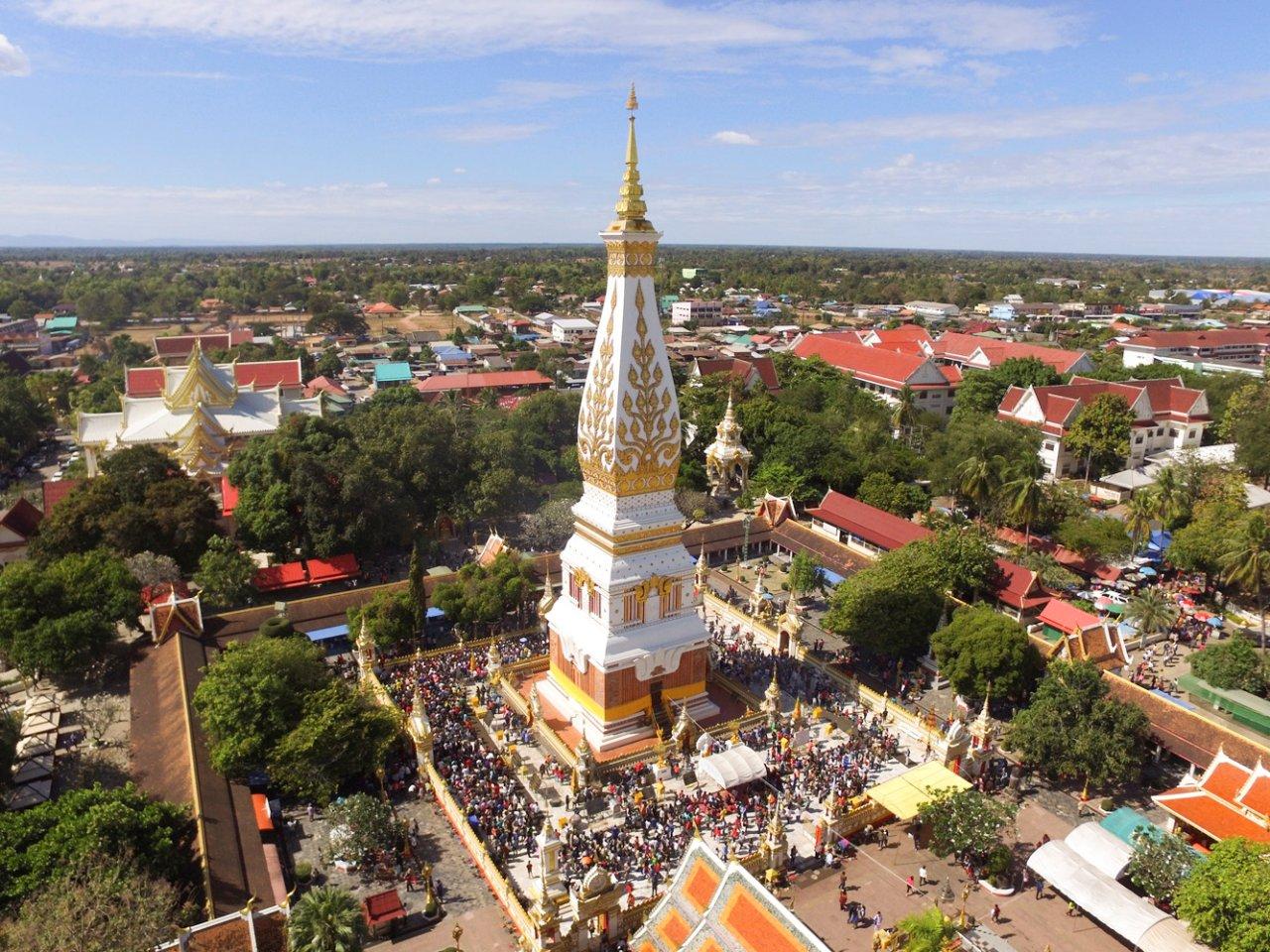 นครพนมคึกคักในช่วงวันหยุดยาว คนแห่ไหว้พระธาตุและพญานาค ชมวิวสองฝั่งโขง