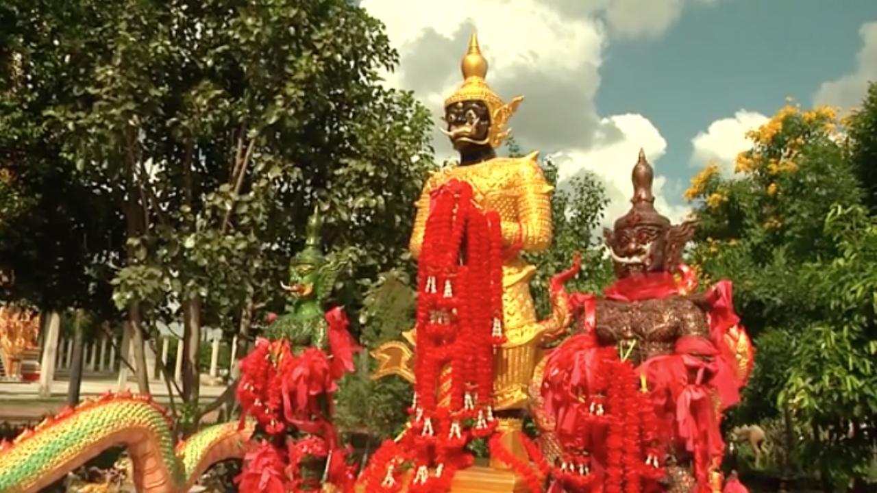 งวดที่แล้วมีคนถูกหวย ชาวบ้านพากันมาขอ "เลขเด็ด" ท้าวเวสสุวรรณ ลุ้นงวด 1/12/65