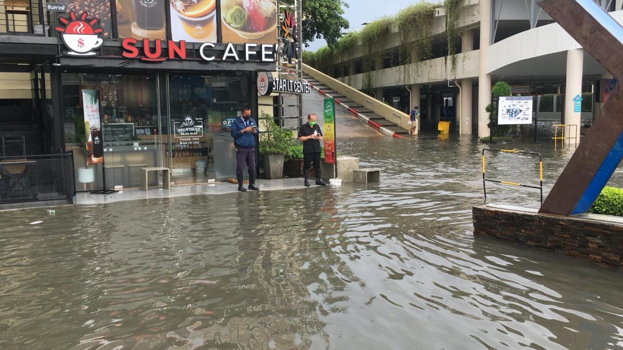 ฝนถล่มหนัก น้ำท่วมถนนในเมืองระยอง ทะลักเข้าห้างฯดัง 