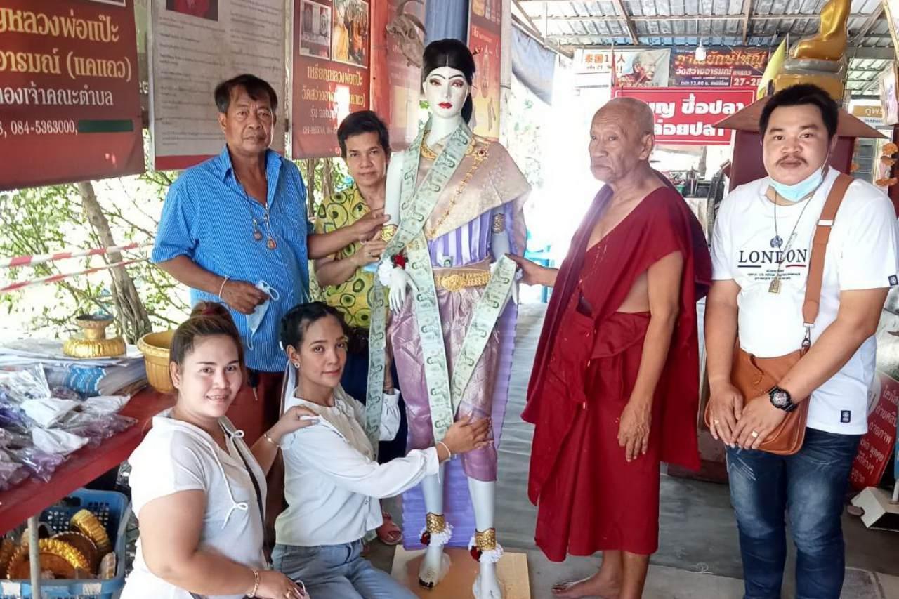 สาวนำหุ่น "แม่ตะเคียน" มาแก้บน หลังถูกลอตเตอรี่ 10 ใบ พร้อมได้ "เลขเด็ดงวดนี้"