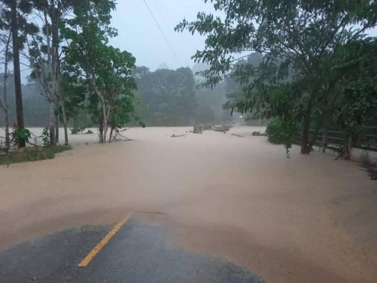 ตรังฝนตกทำน้ำป่าเทือกเขาบรรทัด ทะลักท่วม 5 อำเภอ เดือดร้อน 200 ครัวเรือน