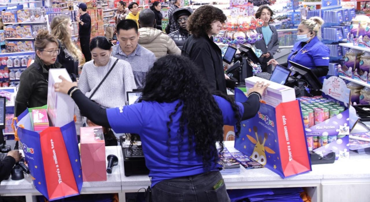 บรรยากาศชาวอเมริกันช็อปปิ้ง "แบล็ก ฟรายเดย์" ปีนี้สุดแผ่ว ท่ามกลางภาวะเงินเฟ้อ