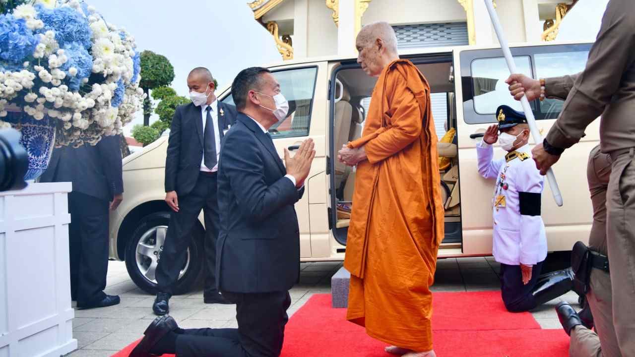 “The Prime Minister welcomes His Eminence the Supreme Patriarch” at the Abhidhamma prayer ceremony. “Mother Chodchoi Thaweesin”