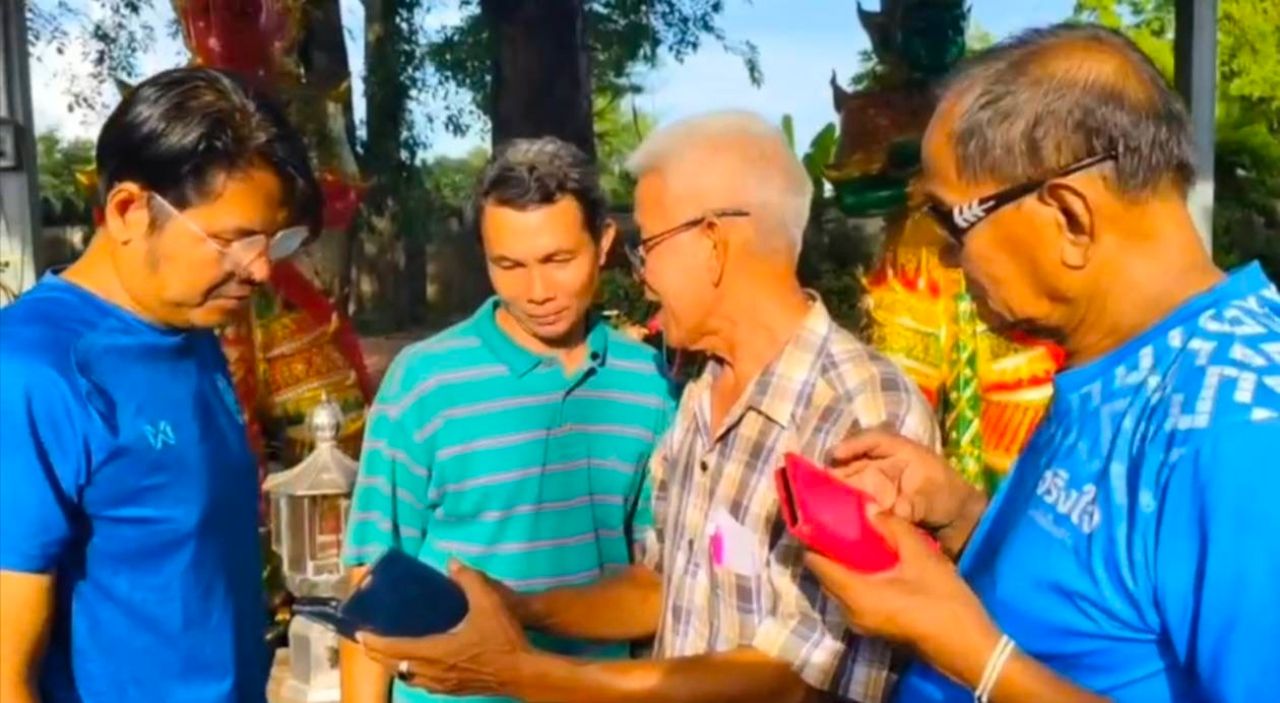 Lottery fans keep their eyes on the “lucky number” of Thao Wessuwan in the divine position. The excitement is that the number of the incense stick corresponds to the fireman’s tail.