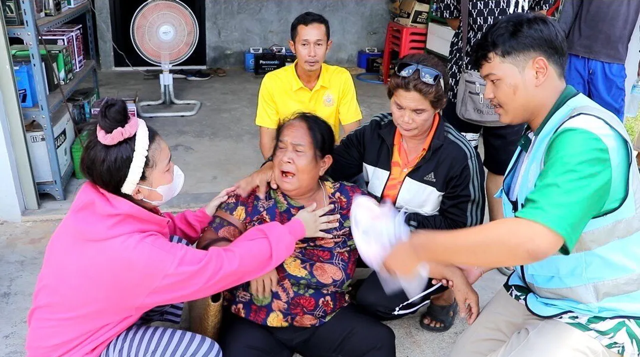 10 ล้อตีนผี ซิ่งฝ่าไฟแดง ชนจยย. เหยียบซ้ำ นร.หญิงถูกทับหัวดับสยอง