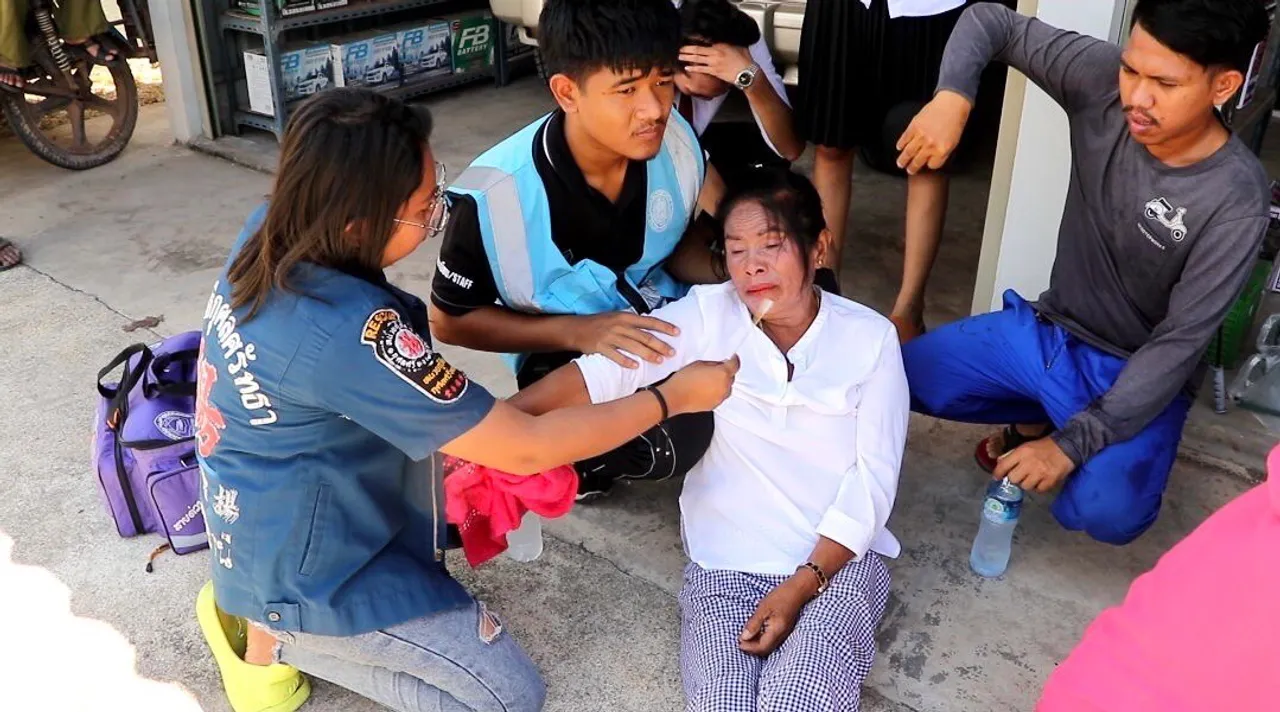 10 ล้อตีนผี ซิ่งฝ่าไฟแดง ชนจยย. เหยียบซ้ำ นร.หญิงถูกทับหัวดับสยอง