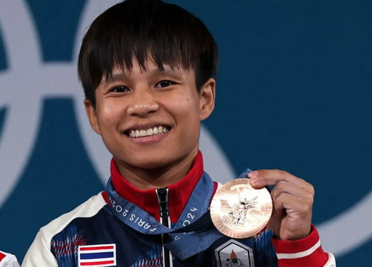 กระปุกเขียวปริศนา นักยกน้ำหนักไทย ใช้ดมคลายกังวล จนคว้าเหรียญโอลิมปิก