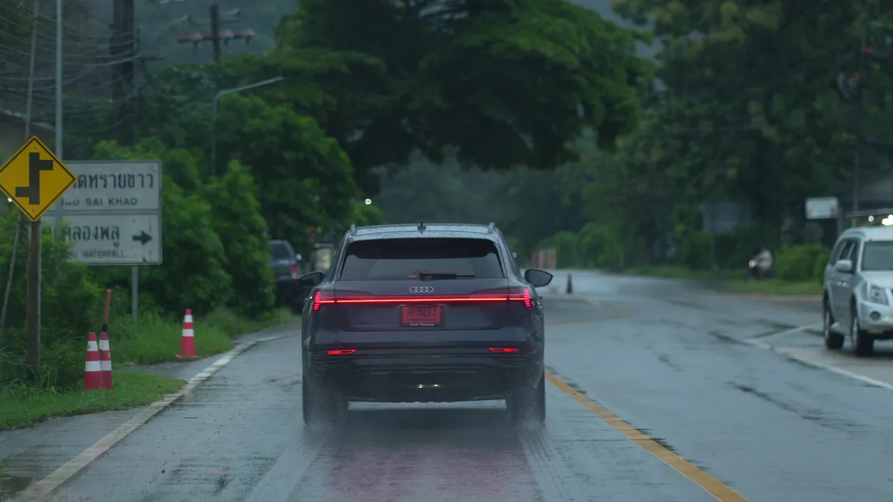เที่ยวเกาะช้างหน้าฝนในรถ EV จุดชาร์จมี ซีฟู้ดอุดมสมบูรณ์ แต่มันจะเปียกปอนหน่อย