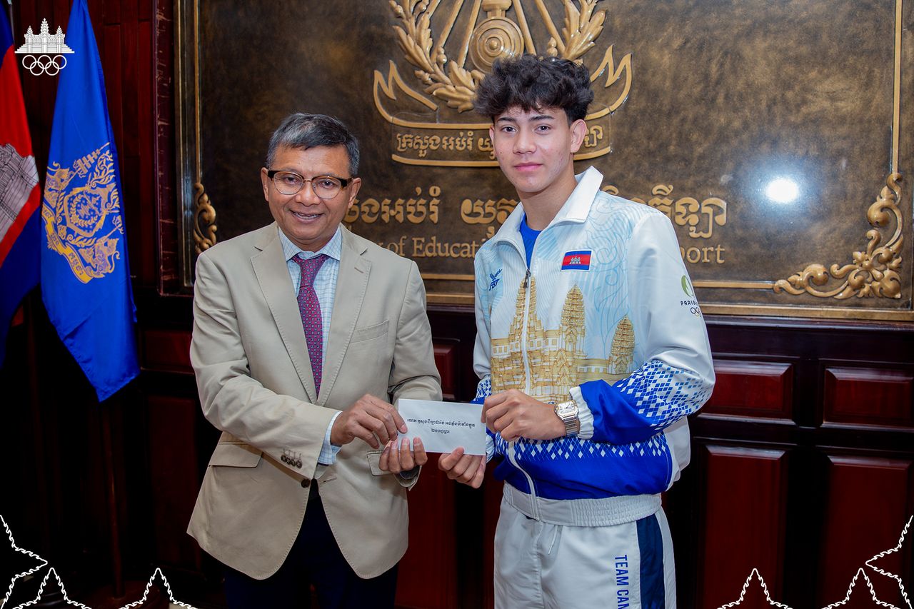 “กัมพูชา” เปิดตัวชุดแข่ง โอลิมปิก 2024 “ฮุน มาเนต” อัดฉีด 3 นักกีฬา 500 ดอลลาร์