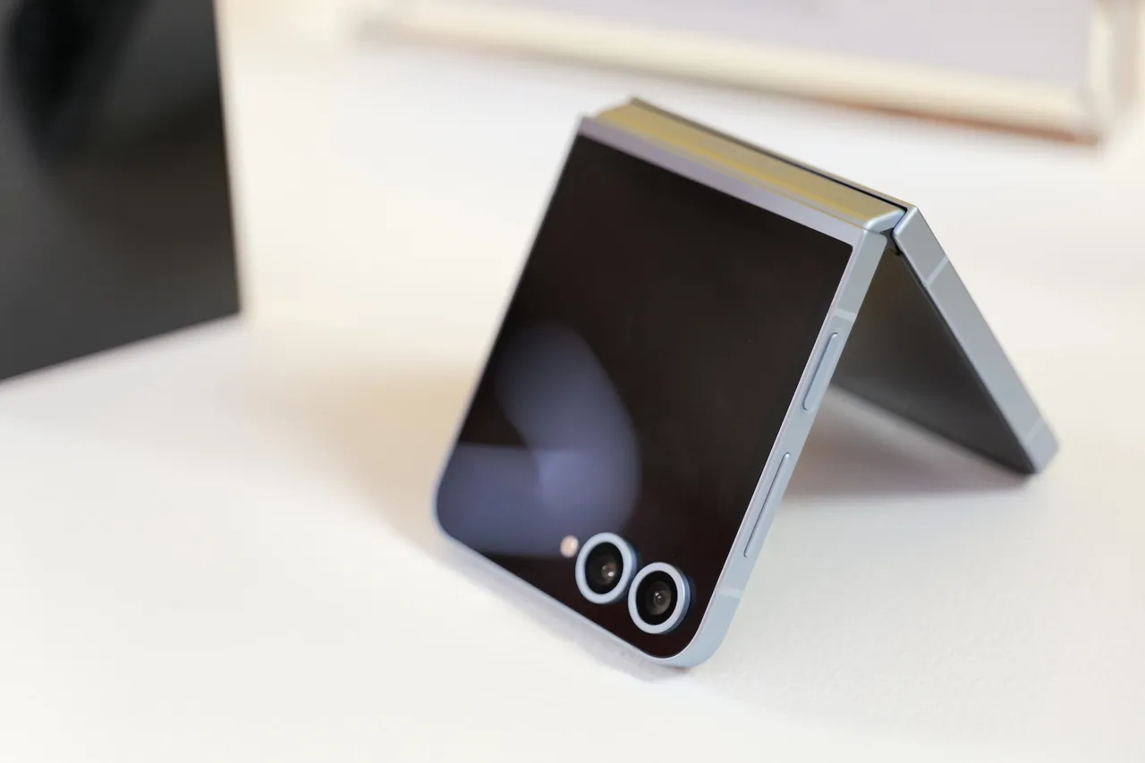 เปรียบเทียบ Samsung Galaxy Z Flip 6 กับ Samsung Galaxy Z Flip 5 แตกต่างกันอย่างไร