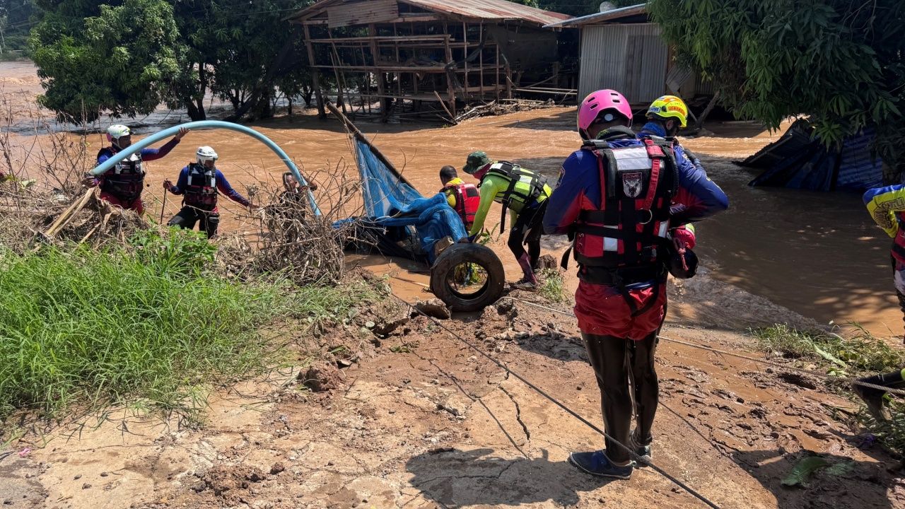 Against the Tide: Brave Rescuers Battle Floodwaters to Evacuate Stranded Village - News Directory 3