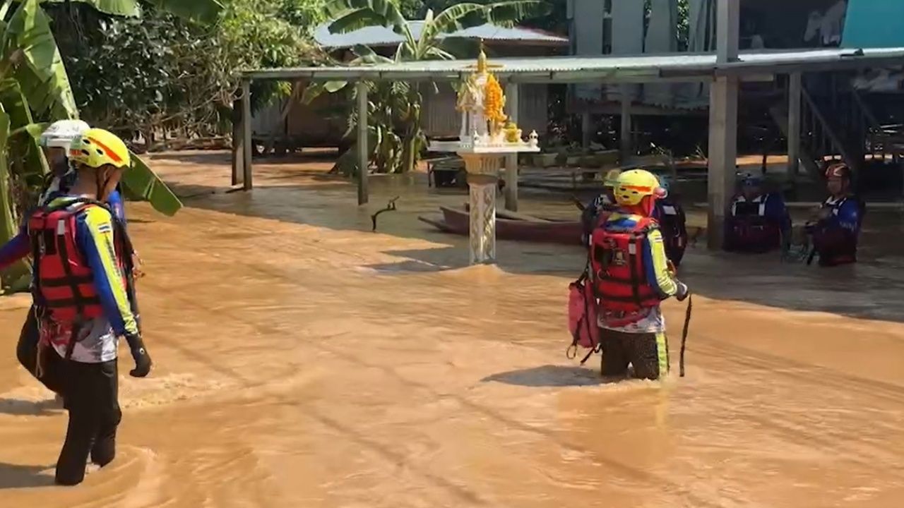 Against the Tide: Brave Rescuers Battle Floodwaters to Evacuate Stranded Village - News Directory 3