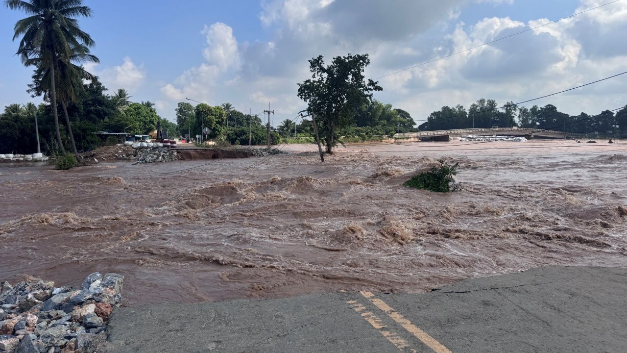 Against the Tide: Brave Rescuers Battle Floodwaters to Evacuate Stranded Village - News Directory 3