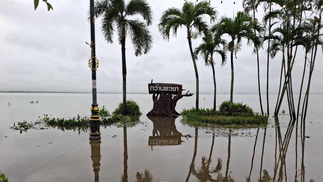 Overflowing Kwan Phayao floods nearby communities again