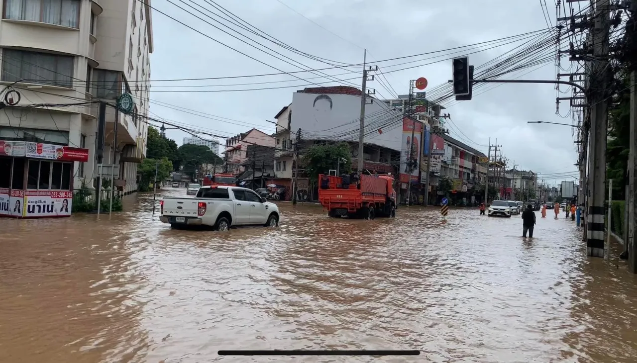 เช็กเลย สรุป 12 จุดน้ำท่วมขัง ปิดกั้นเส้นทางสัญจรในตัวเมืองเชียงใหม่