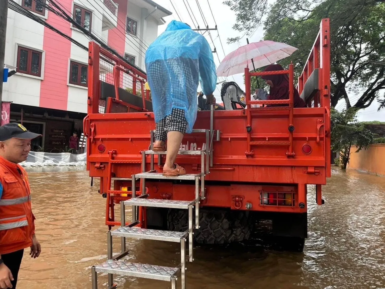 เช็กเลย สรุป 12 จุดน้ำท่วมขัง ปิดกั้นเส้นทางสัญจรในตัวเมืองเชียงใหม่