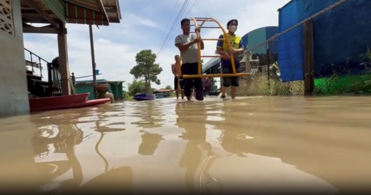 Flooding in Ayutthaya expands after Chao Phraya Dam increases water drainage.