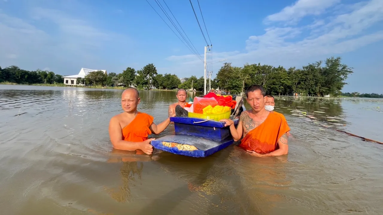 วัดพลายชุมพล จ.สุโขทัย น้ำท่วมยังวิกฤติ พระ-เณรต้องใช้เรือขนของหนีน้ำ