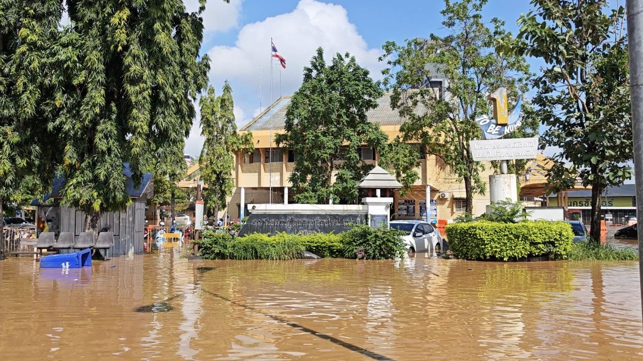 Flood waters in Chiang Mai spread widely, crossing the two bus stations, reaching a height of almost 50 cm.