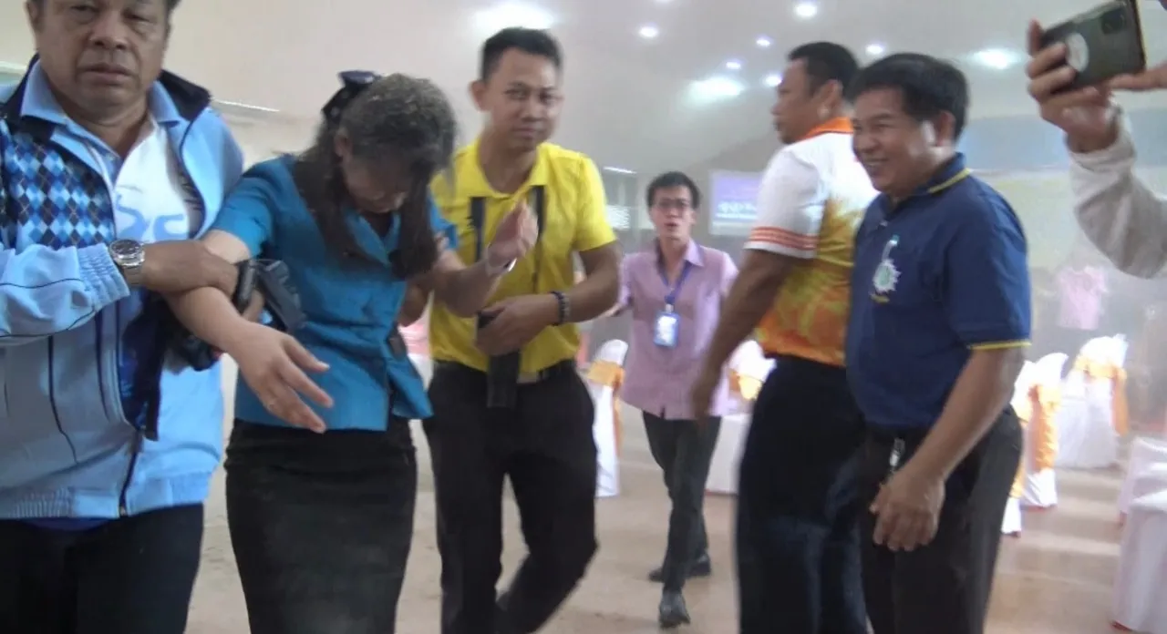 แตกตื่นทั้งหอประชุม ฝ้าเพดานพังถล่มทับครู-นักเรียน คาดสาเหตุจากมูลนกพิราบ