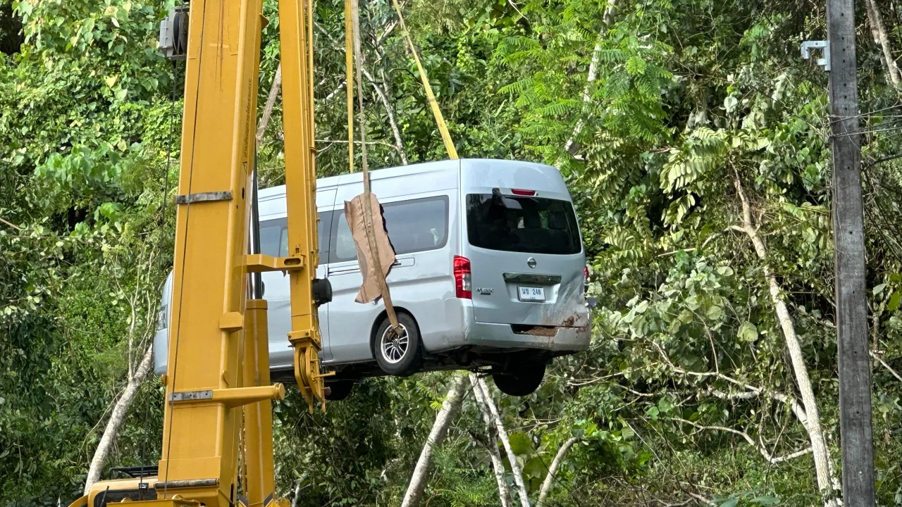 เตรียมย้ายรถ 3 คัน ออกจากอาคารสำนักงานเทศบาลเบตง หลังเกิดเหตุดินภูเขาสไลด์