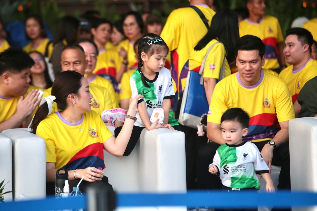 “Prime Minister Ink” brings the Shinawatra family to open a walk, run, bike event to honor the King.