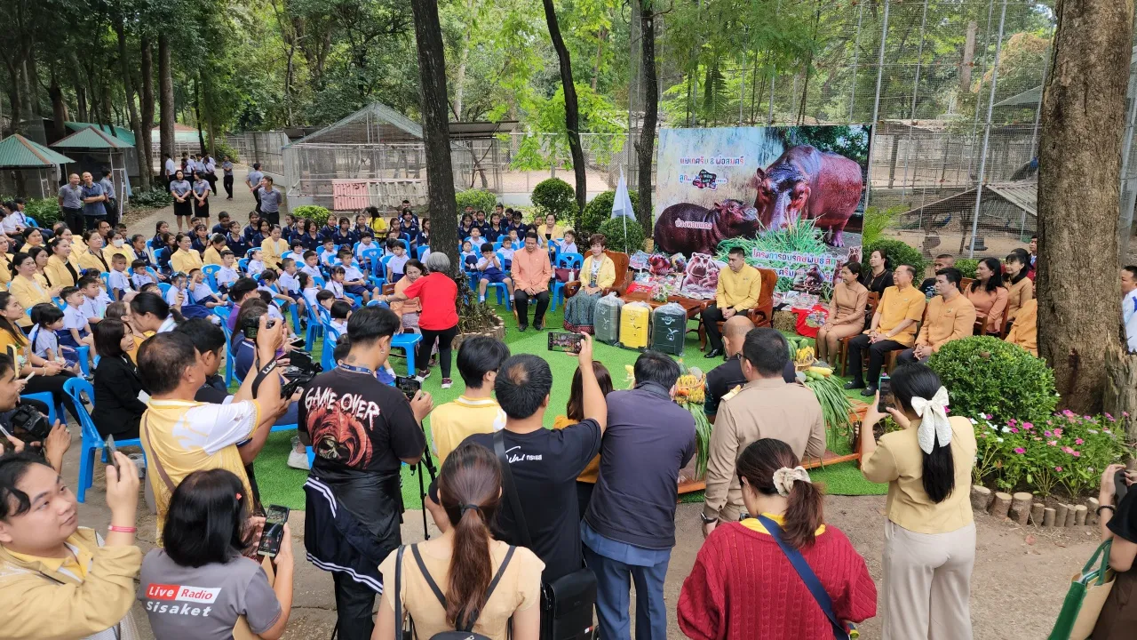 สวนสัตว์ศรีสะเกษ คึกคัก จัดงานครบรอบวันเกิด "น้องหอมแดง" ลูกฮิปโป วัย 1 เดือน