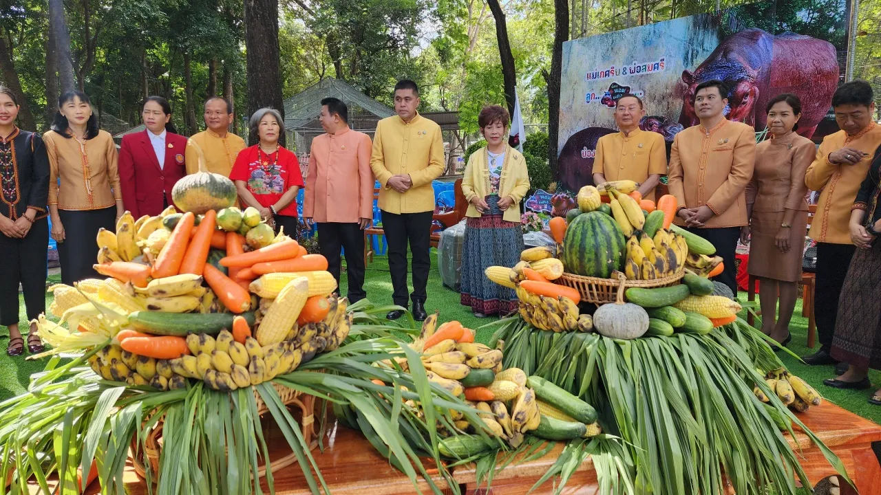 สวนสัตว์ศรีสะเกษ คึกคัก จัดงานครบรอบวันเกิด "น้องหอมแดง" ลูกฮิปโป วัย 1 เดือน